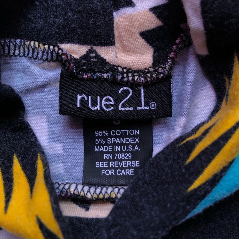 RUE21 Pattern Crop Top - Picture 2 of 2